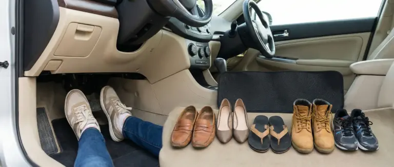 Mit welchen Schuhen darf man Auto fahren? Rechtslage, Bußgeld & ADAC-Tipps 2026
