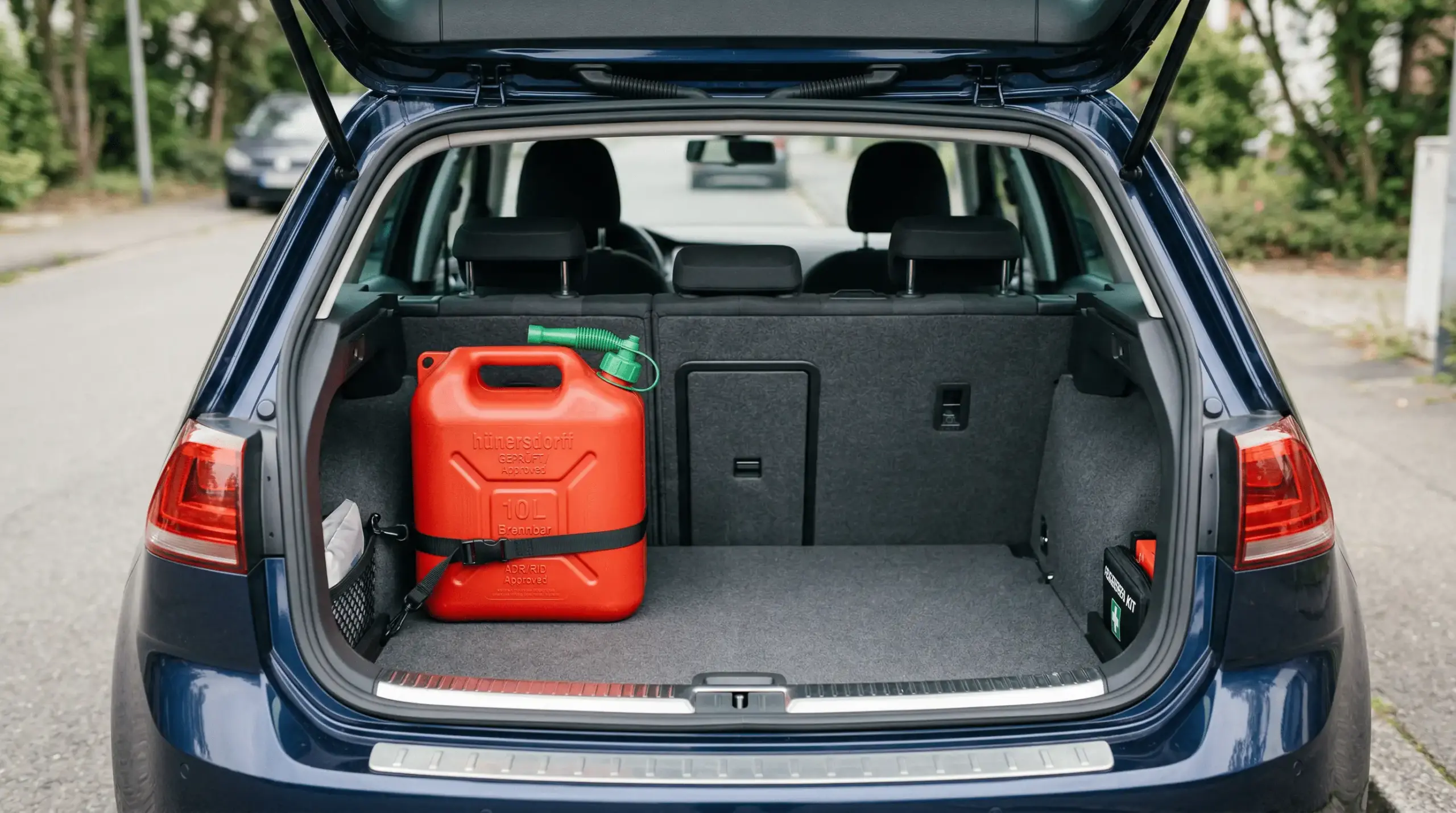 Wie viel Benzin darf man transportieren? Vorschriften für Pkw, Lagerung und Ausland 2026 - KFZPick.de