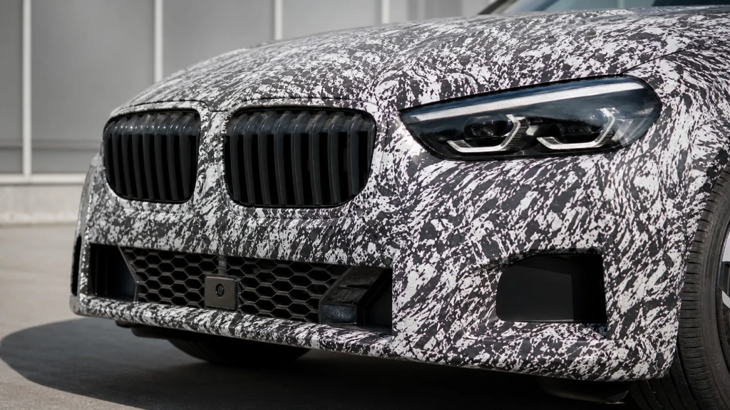 Frontpartie des neuen BMW 5er Facelift mit Tarnfolie an den Scheinwerfern