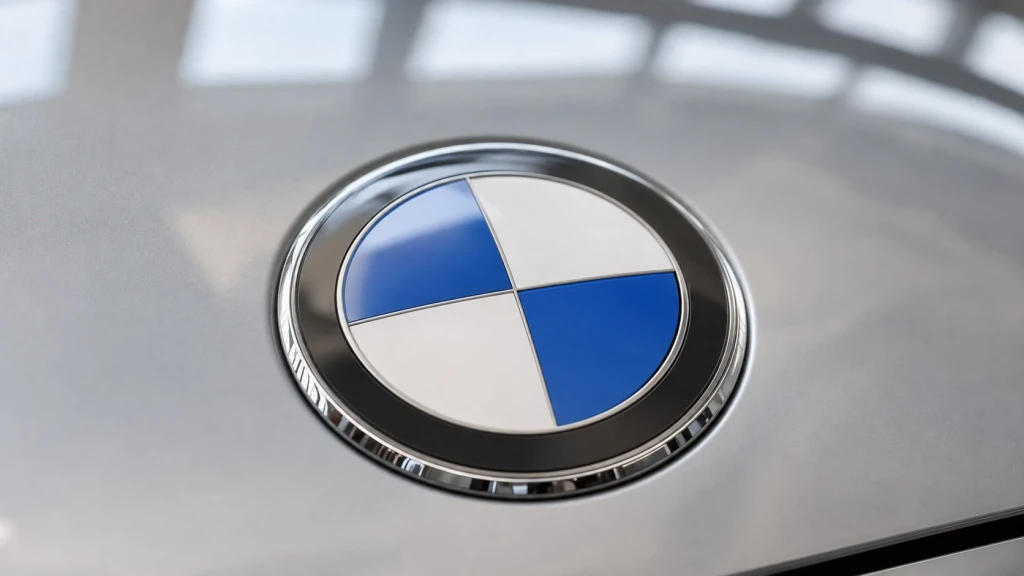 Detailaufnahme eines weiß-blauen Markenlogos auf der Motorhaube eines Fahrzeugs