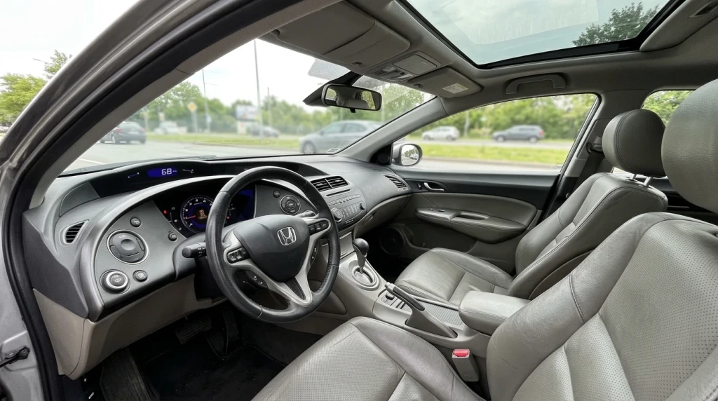 Innenraum und Armaturenbrett der Ausstattungslinie Executive des Honda Civic Baujahr 2009.