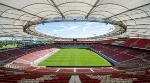 Wie viele Menschen passen in die Mercedes-Benz Arena?